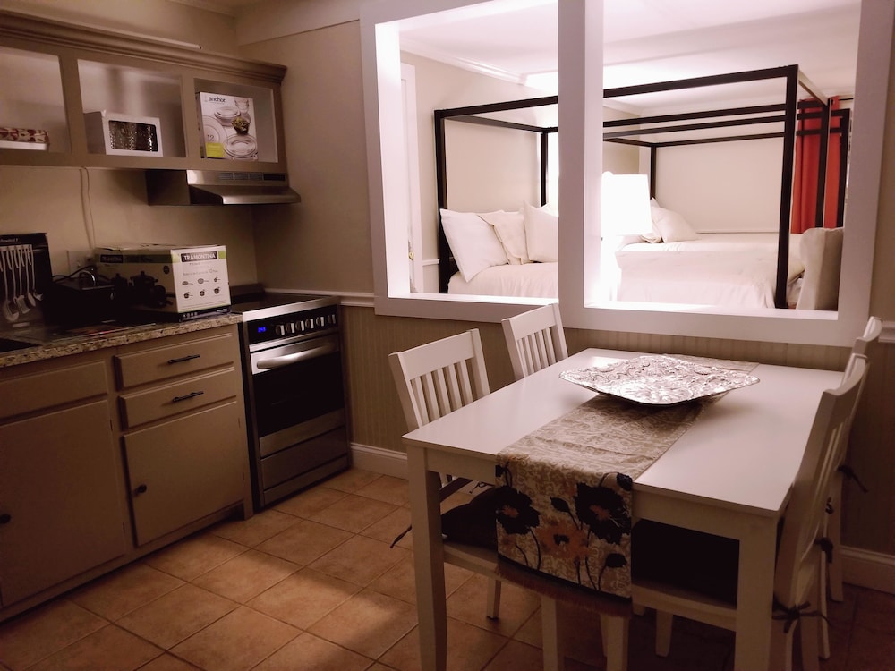 Family Room, 2 Queen Beds, Kitchenette photo 3