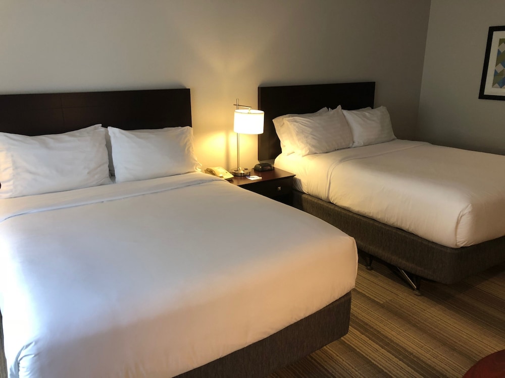 Standard Room, 2 Double Beds, Accessible (Roll-In Shower) - Photo 4