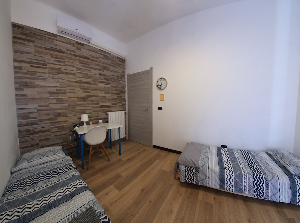 Twin Room, Shared Bathroom photo 1