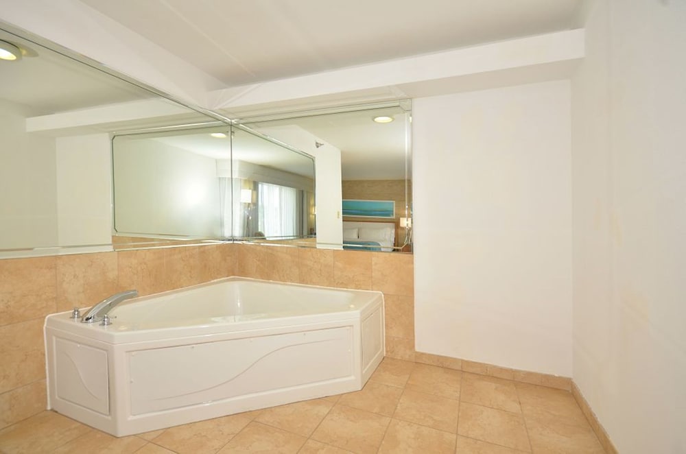 Suite (2 Queen Sofa) photo 3