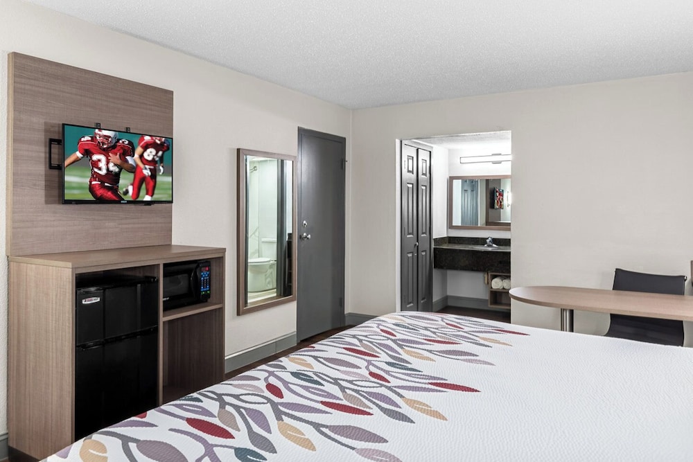 Superior Room, 1 King Bed, Smoking - Photo 3