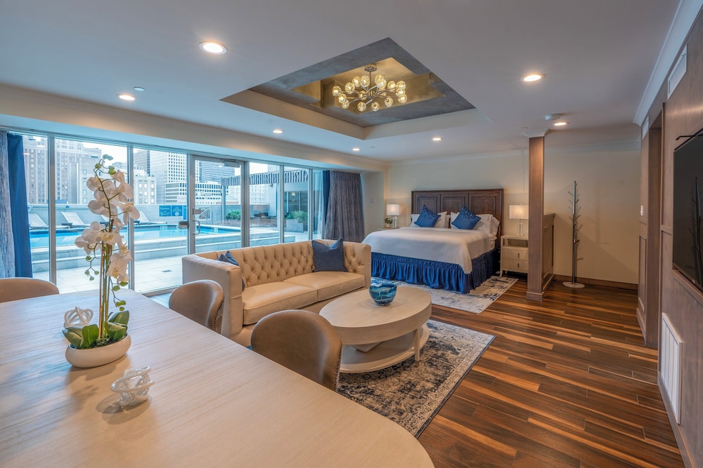 Suite, 1 King Bed - Photo 1