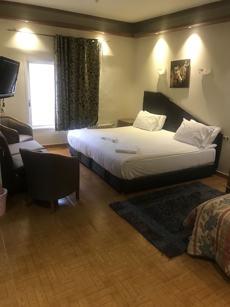 Family Studio Suite, 1 Queen Bed, Smoking, Valley View