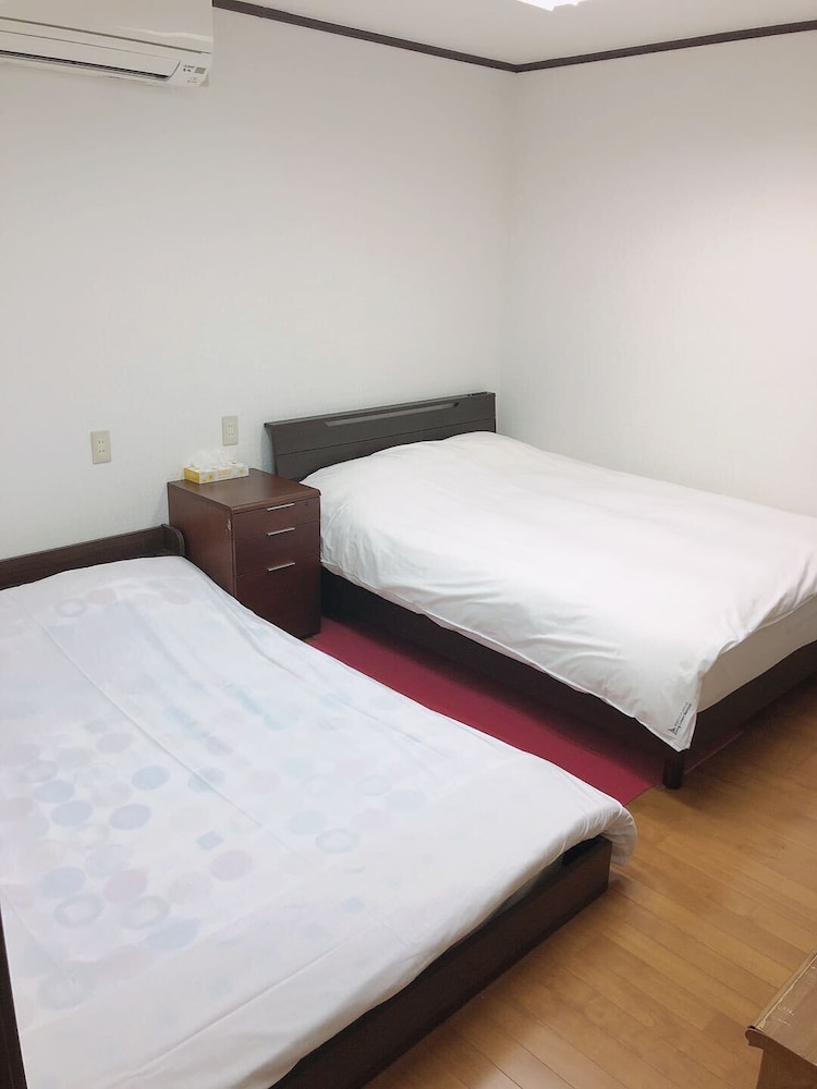 Basement 3 (Shared Bathroom) photo 1