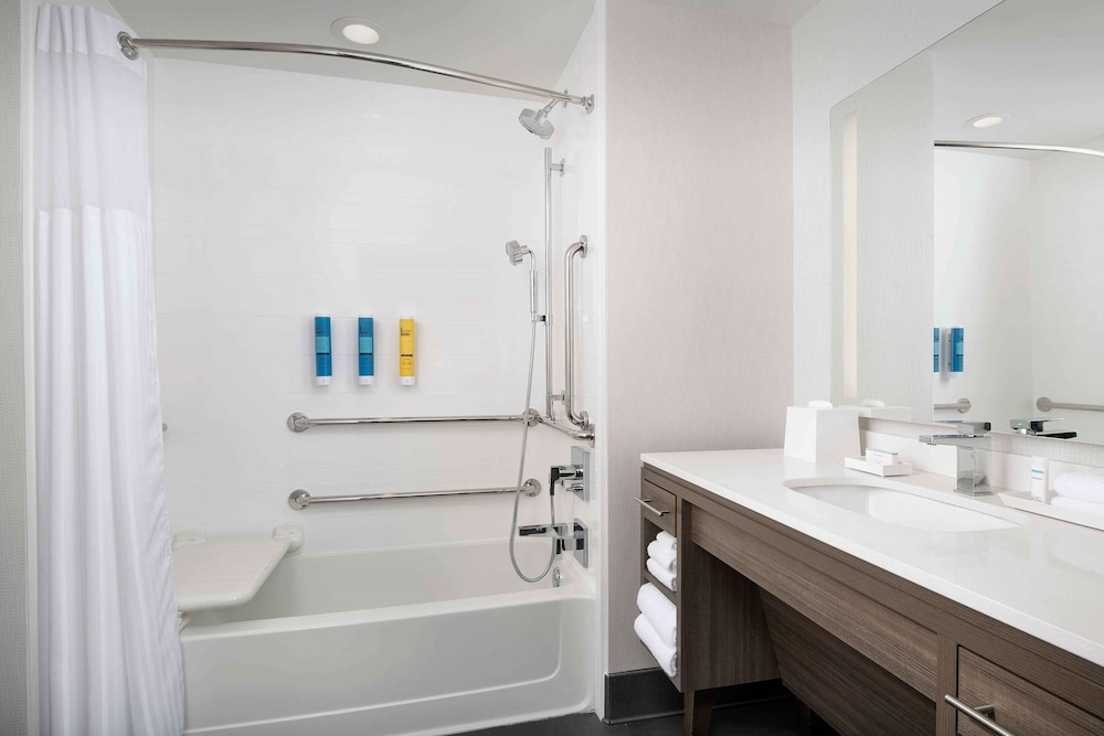Room, 2 Queen Beds, Accessible, Bathtub thumbnail 5