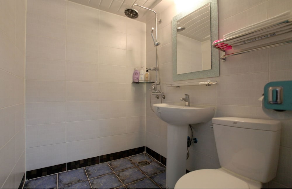Standard Room - Photo 11