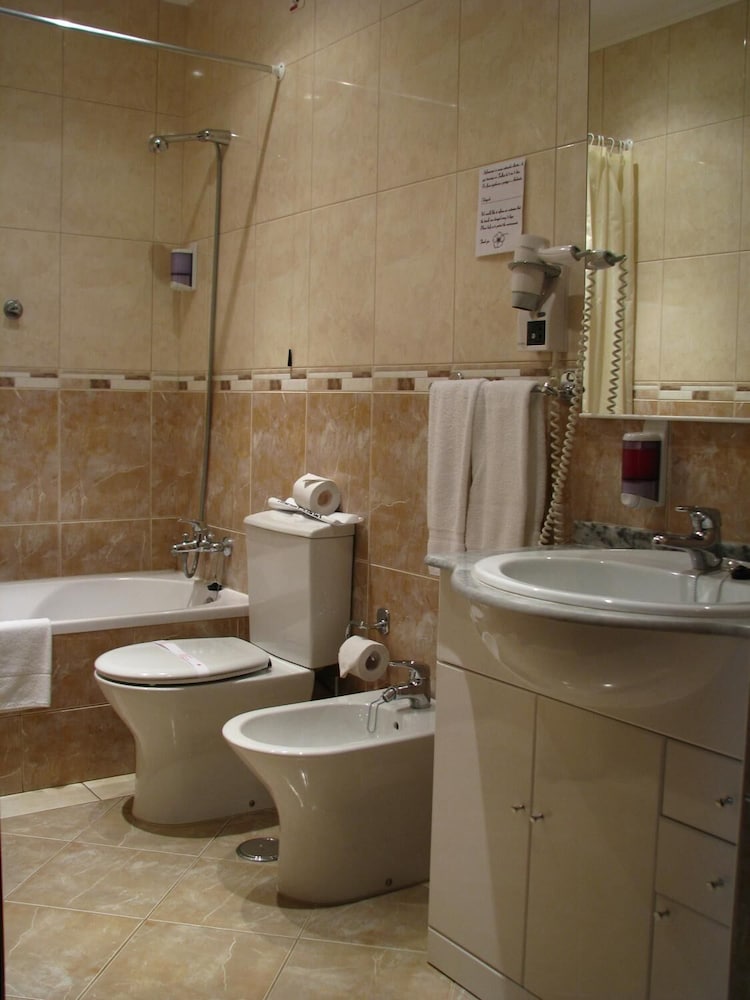 Superior Quadruple Room - Photo 11