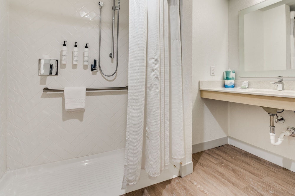 Suite, 2 Bedrooms (Mobility/Hearing Access, Roll-In Shwr) - Photo 4