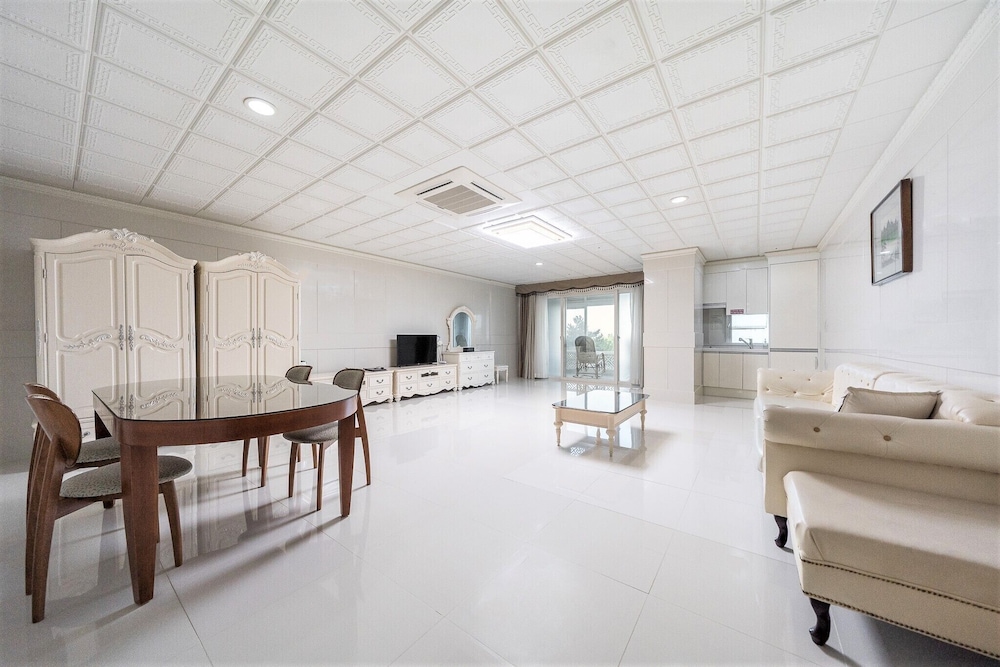Executive Suite, 2 Bedrooms, Partial Ocean View - Photo 1