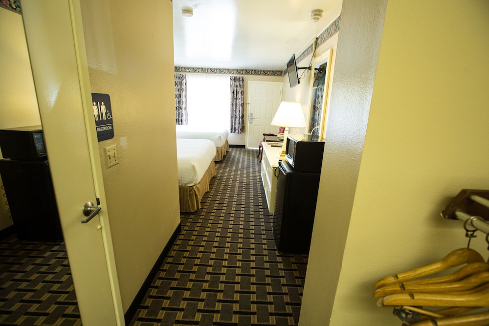 Single Room, 2 Queen Beds, Accessible - Photo 3