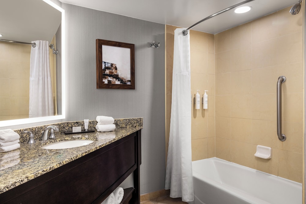 Premium Suite, 2 Queen Beds, Non Smoking - Photo 8