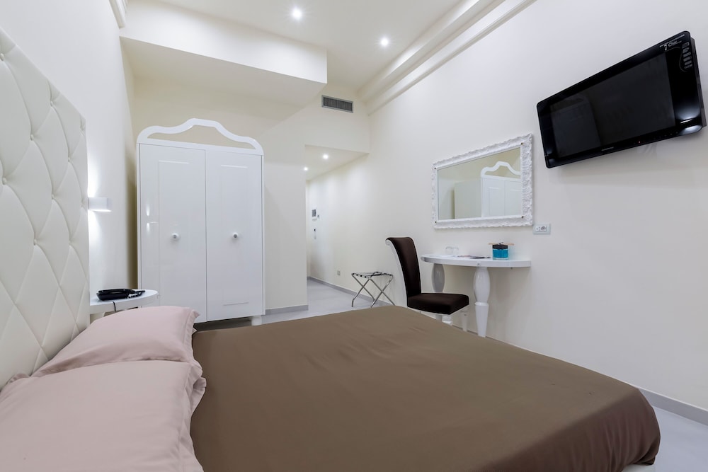 Economy Double Room - Photo 7
