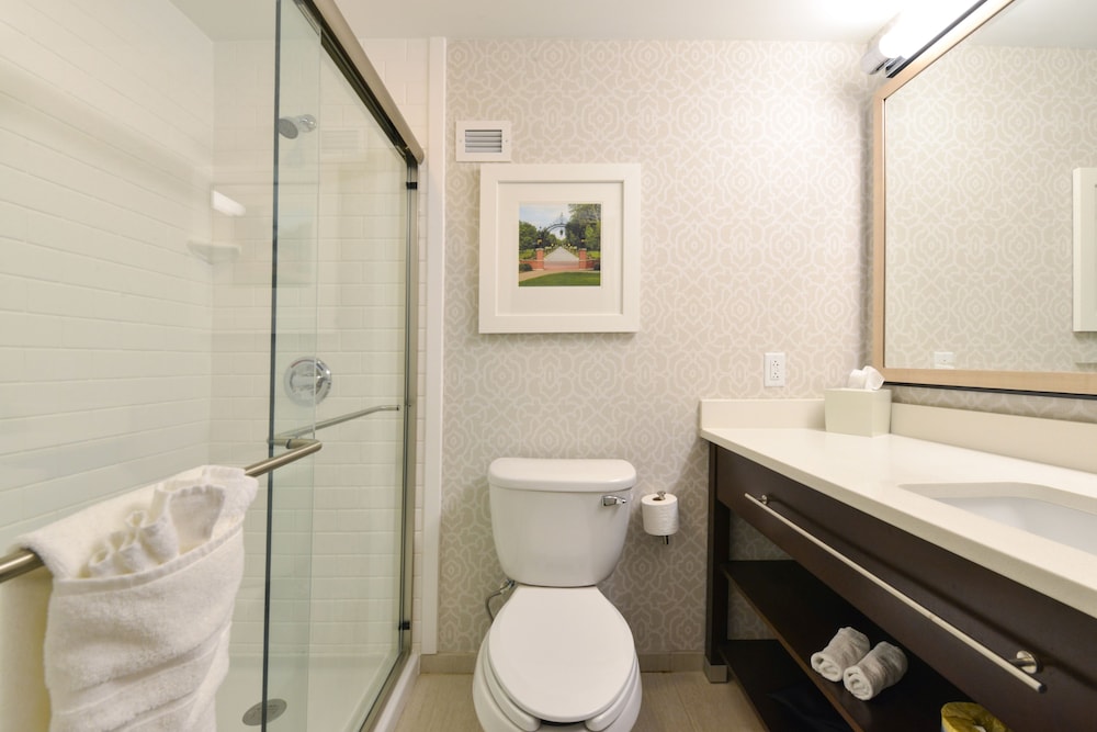 Standard Room, 1 King Bed, Refrigerator & Microwave photo 2