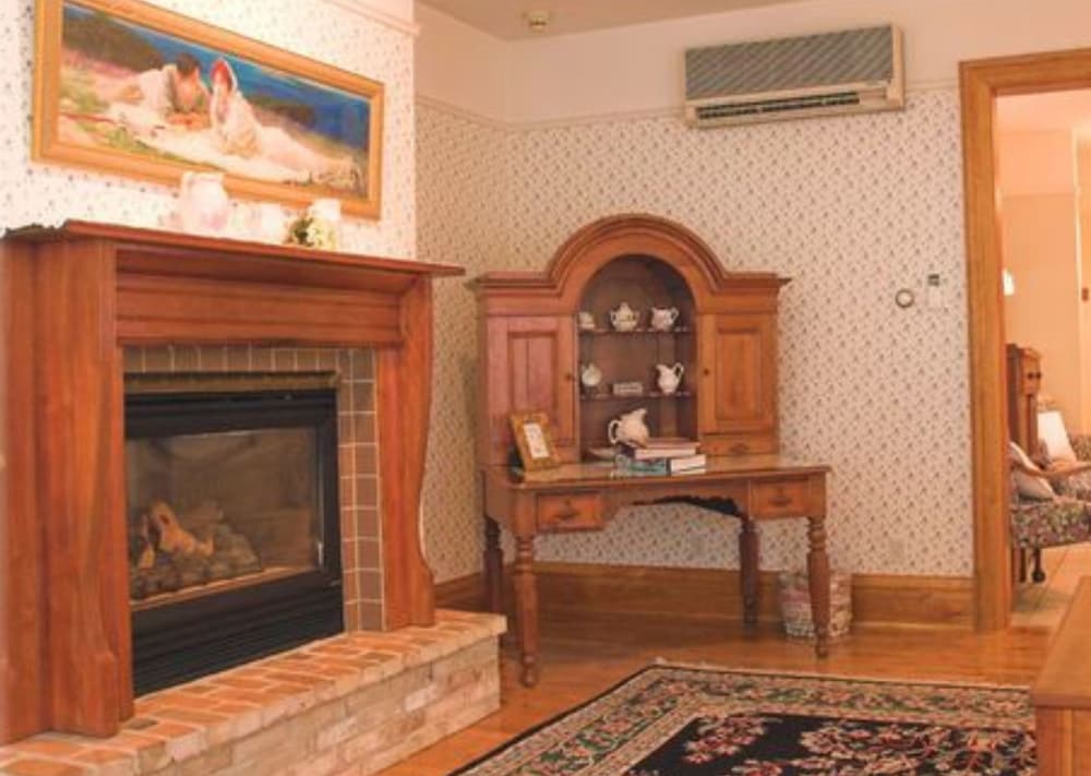 Romantic Suite, 1 King Bed, Jetted Tub (Suite 19) photo 2