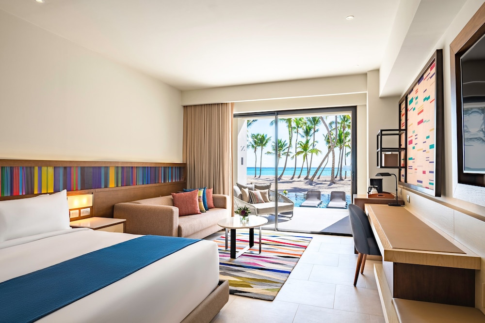 Club Ocean Front Junior Suite Swim Up King