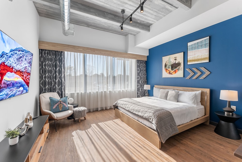 Comfort Studio Suite, 1 King Bed, Accessible photo 1
