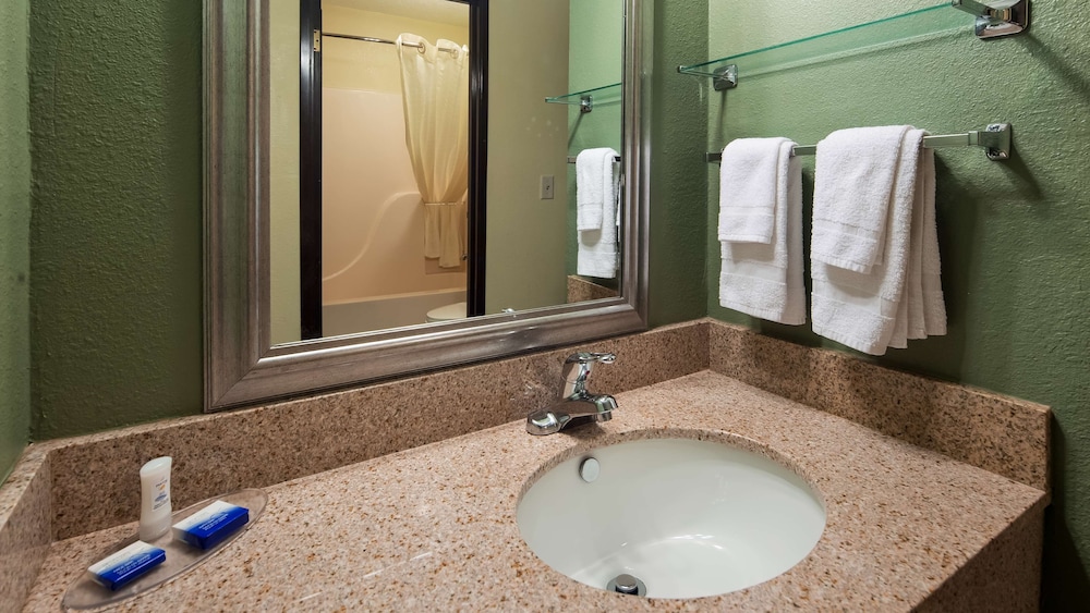 Standard Room, 1 Queen Bed, Accessible, Bathtub - Photo 5