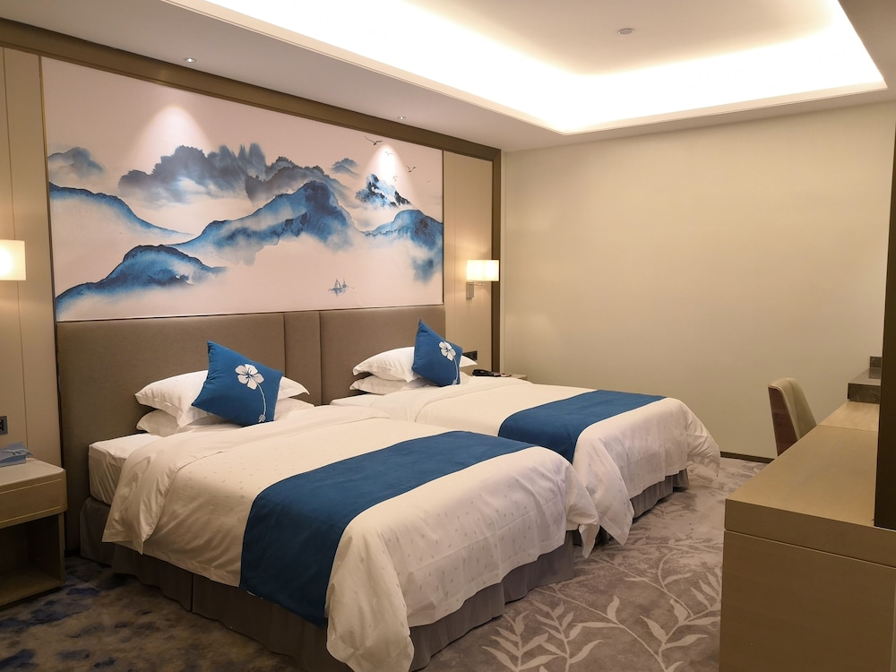 Family Suite, Multiple Beds, Non Smoking photo 3
