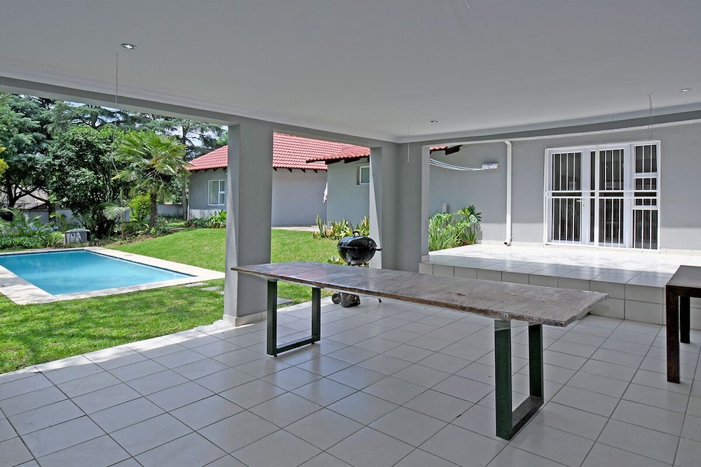 Luxury House photo 2