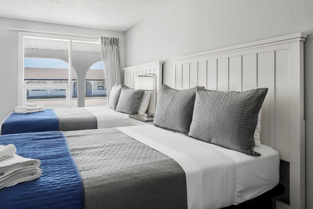COURTYARD room, 2 Full XL Beds, Across the street from the Beach photo 2