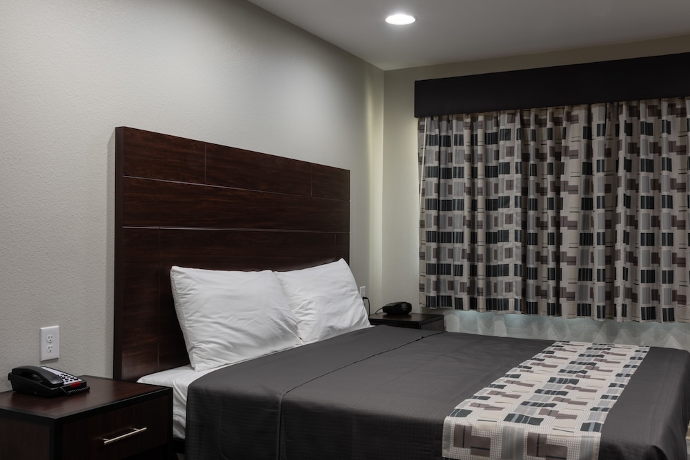 Deluxe Studio, 1 King Bed, Non Smoking, Kitchenette - Photo 2