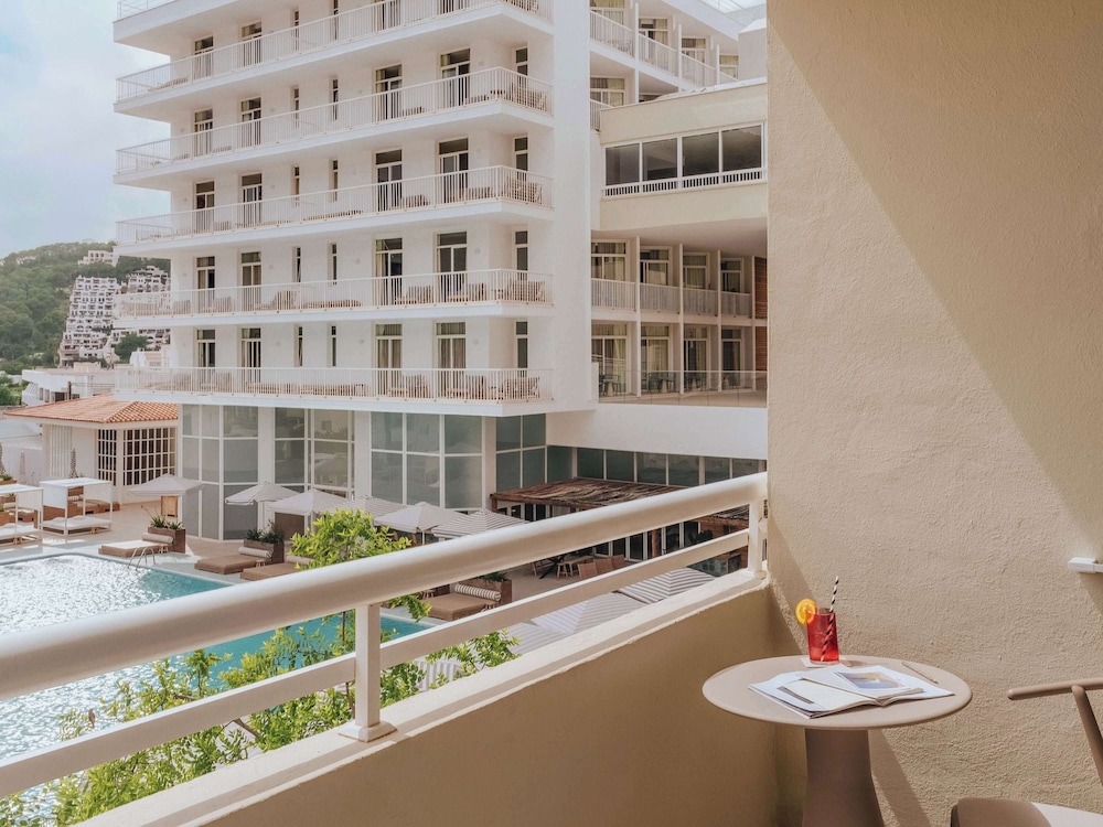 VIP Pool Side, 1 King Bed, Pool View, Balcony. photo 3