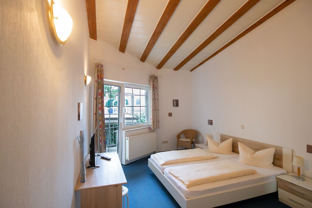 Classic Room, 1 Queen Bed, Non Smoking photo 2