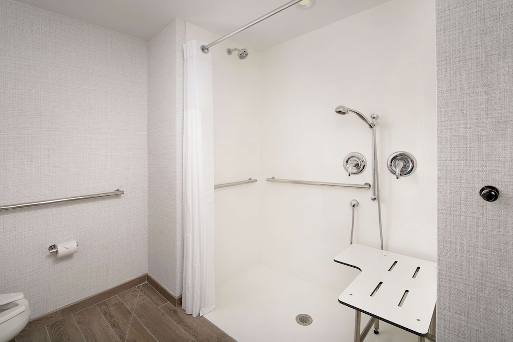 Room, 1 King Bed, Accessible, Pool View (Hearing) - Photo 7