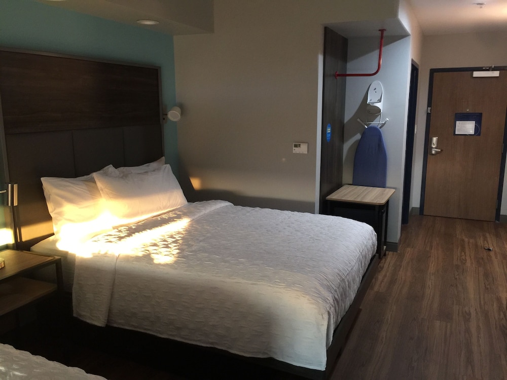 Room, 1 King Bed, Accessible, Bathtub - Photo 1