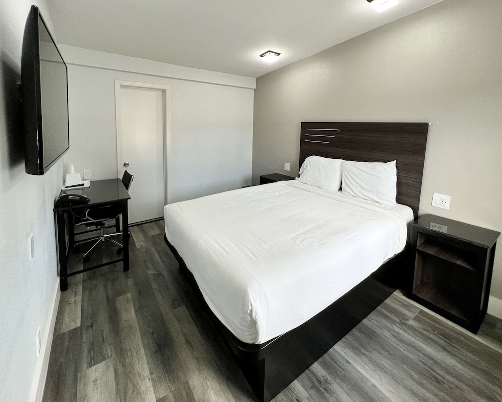 Deluxe Room, 1 Queen Bed, Accessible, Non Smoking photo 1