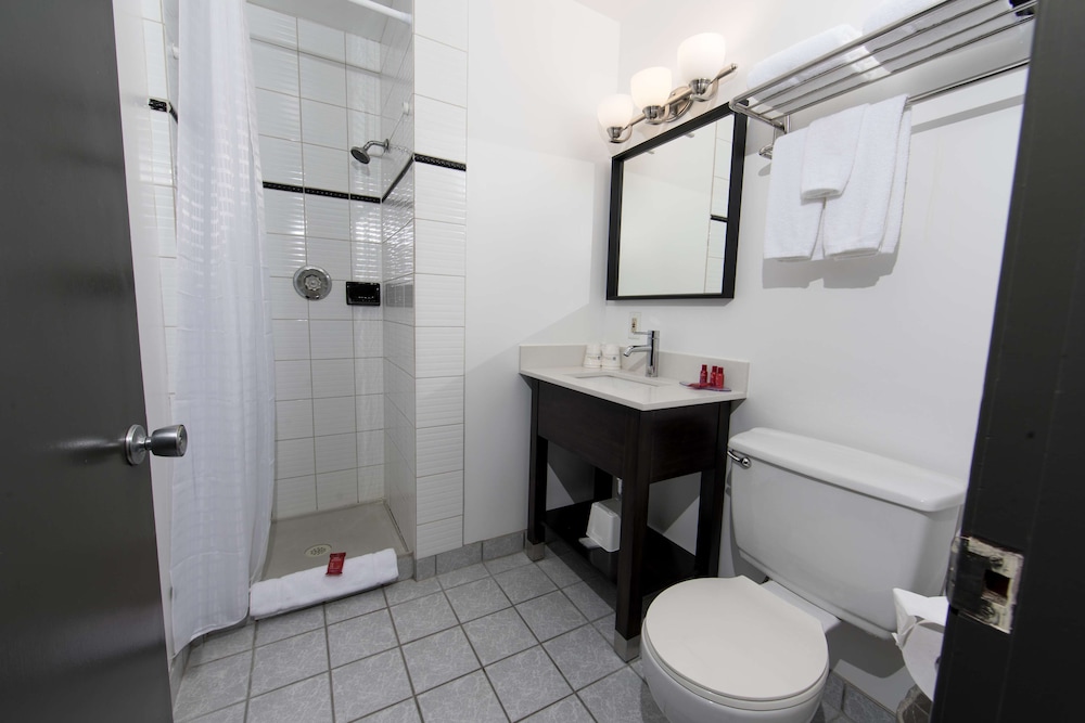 Standard Room, 1 Queen Bed, Refrigerator & Microwave, Ground Floor (Shower Only) - Photo 5