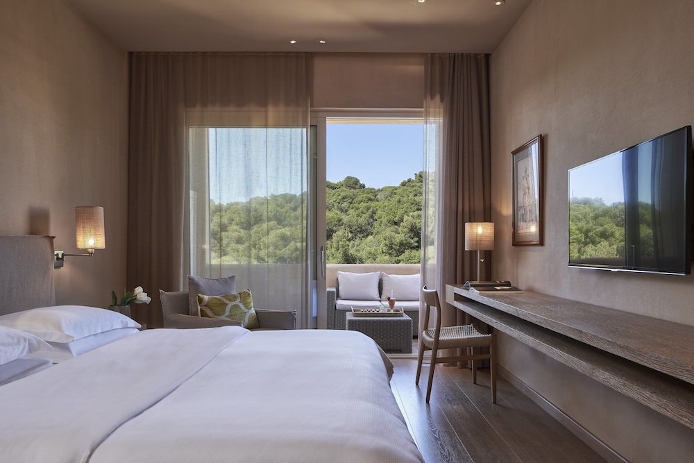 Top 10 Hotels in Athens, Greece with No Carpet (Verified)