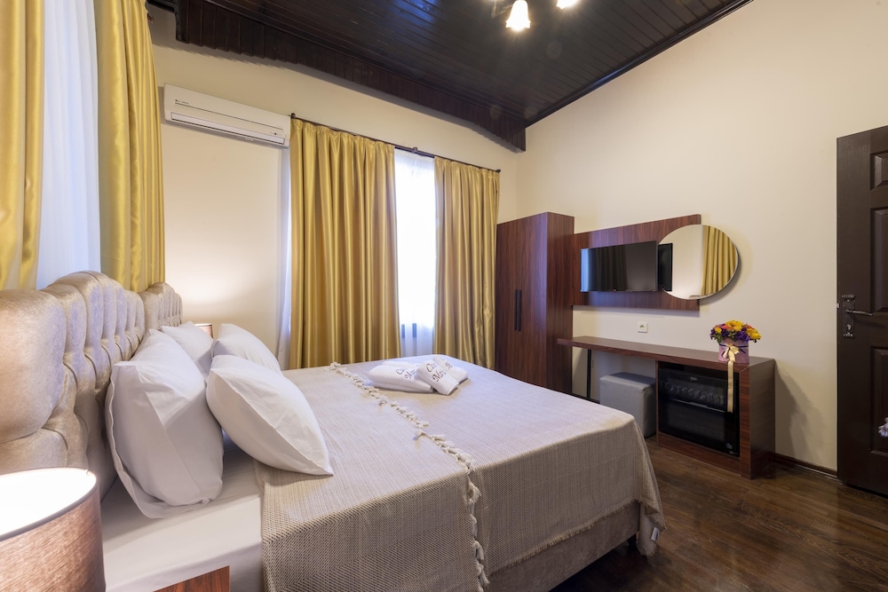 Grand Triple Room
