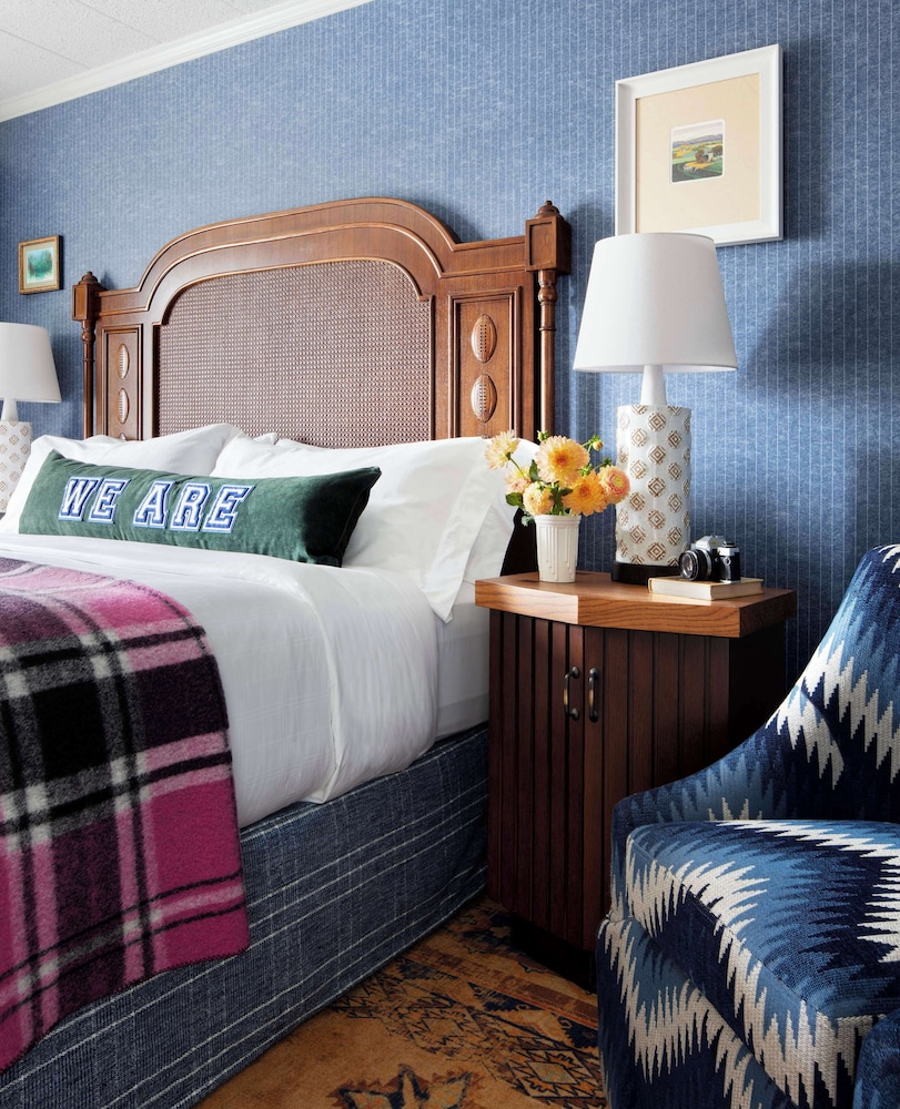 Suite, 1 King Bed - Photo 2