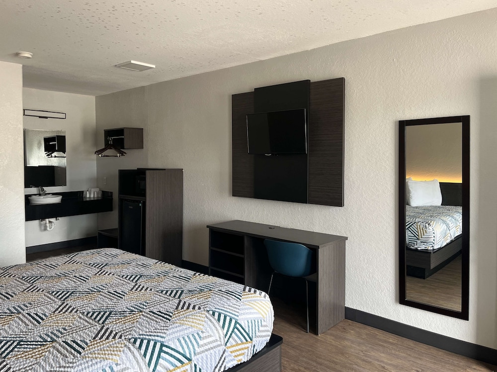 Standard Room, 1 Queen Bed, Accessible, Non Smoking photo 2