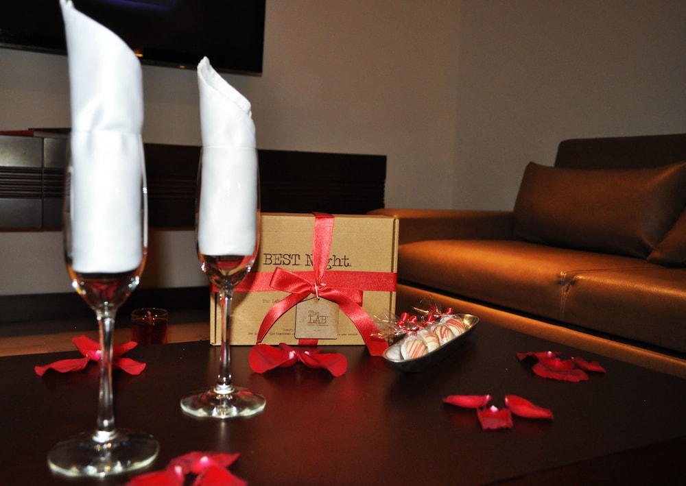 Suite, 1 King Bed, Non Smoking (Oversized Room) - Photo 3
