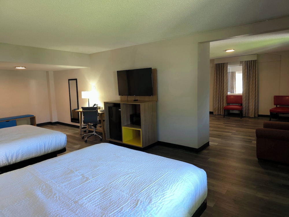 Suite, Multiple Beds, Non Smoking (Lighthouse Suite) - Photo 3