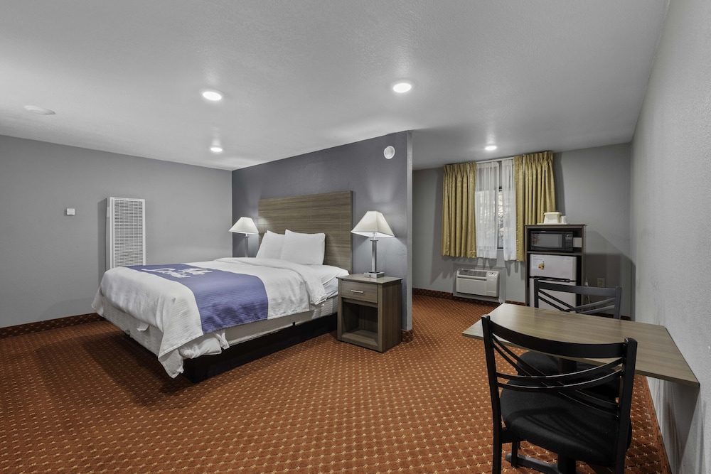 Traditional Room, 1 King Bed photo 1