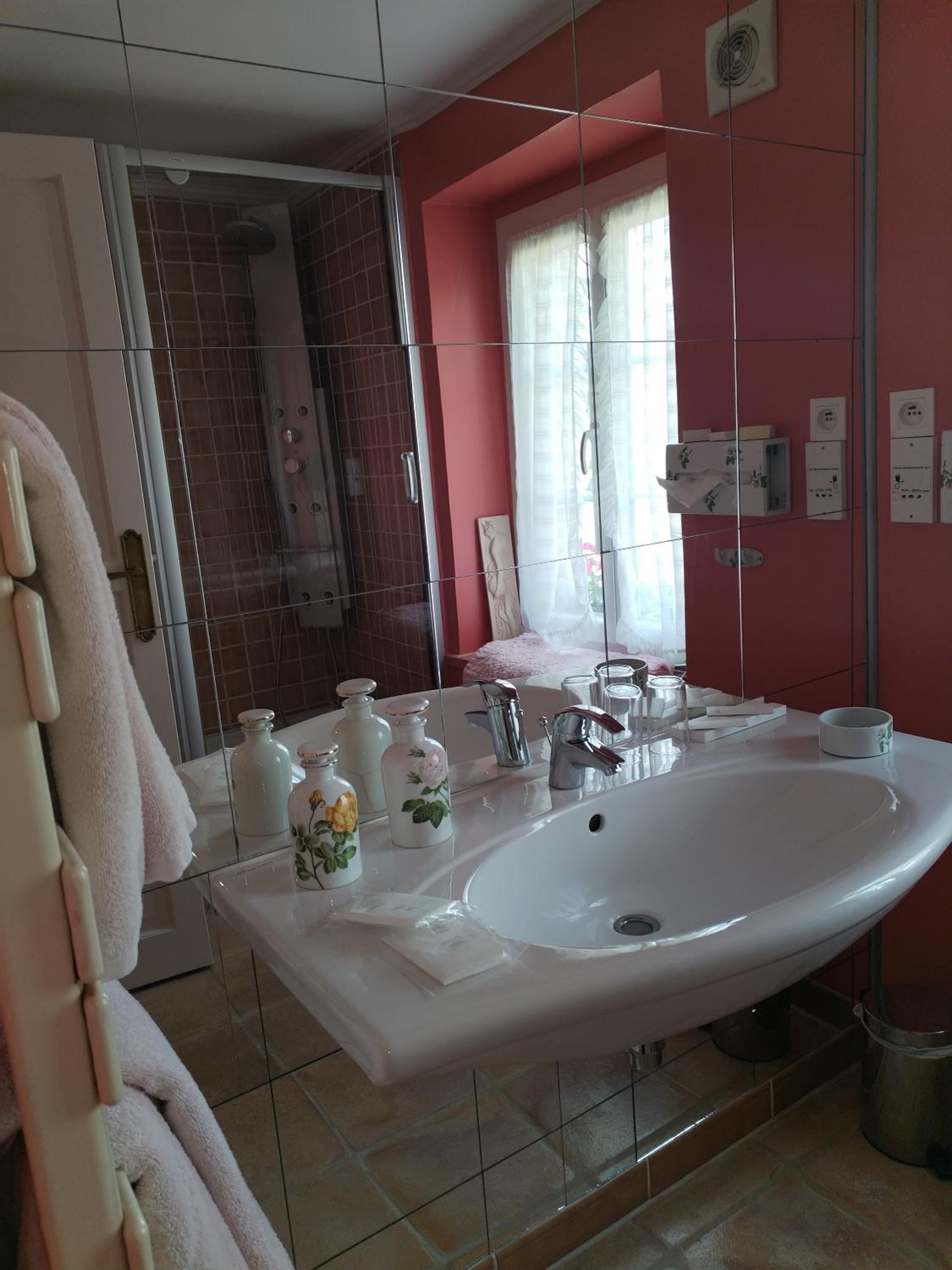 Twin Room with Shower photo 3