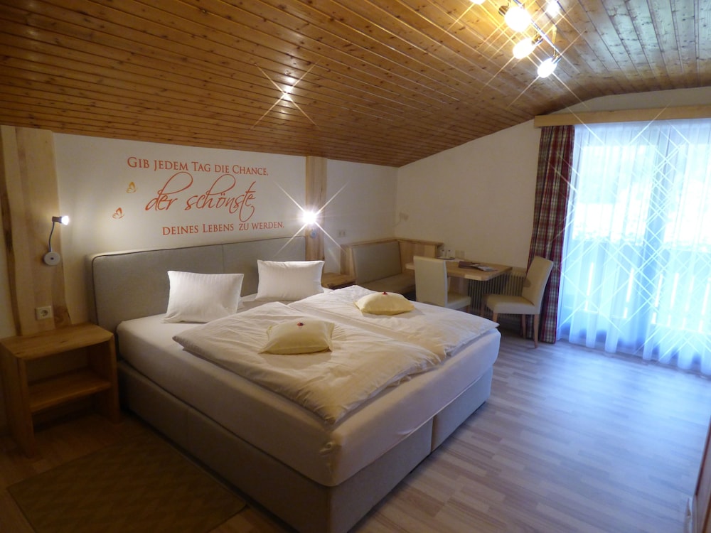 Family Quadruple Room, Balcony, Mountain View photo 1