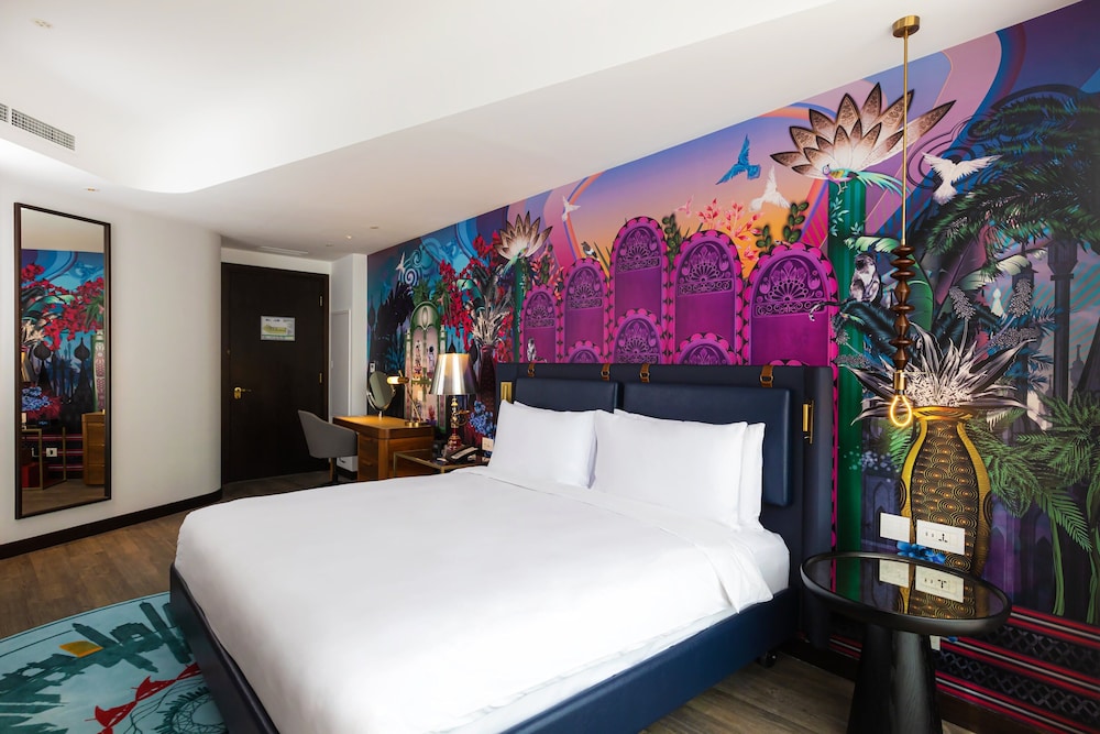 1 King  Premium Creek View w comp transfer to Kite Beach & Dubai Mall
