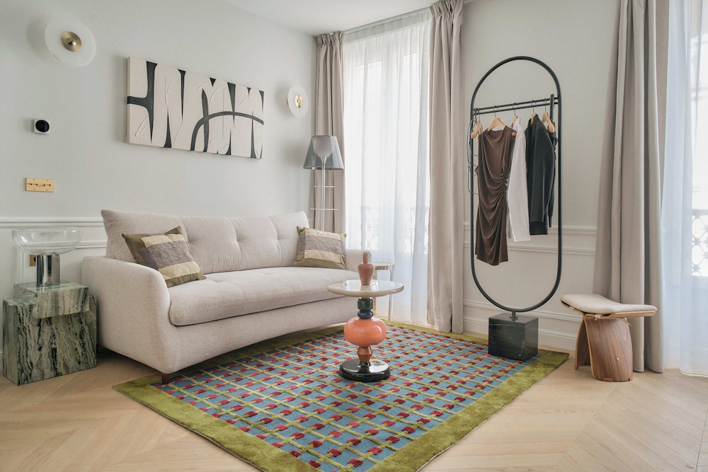 Deluxe One-Bedroom Apartment with City View 303 thumbnail 6
