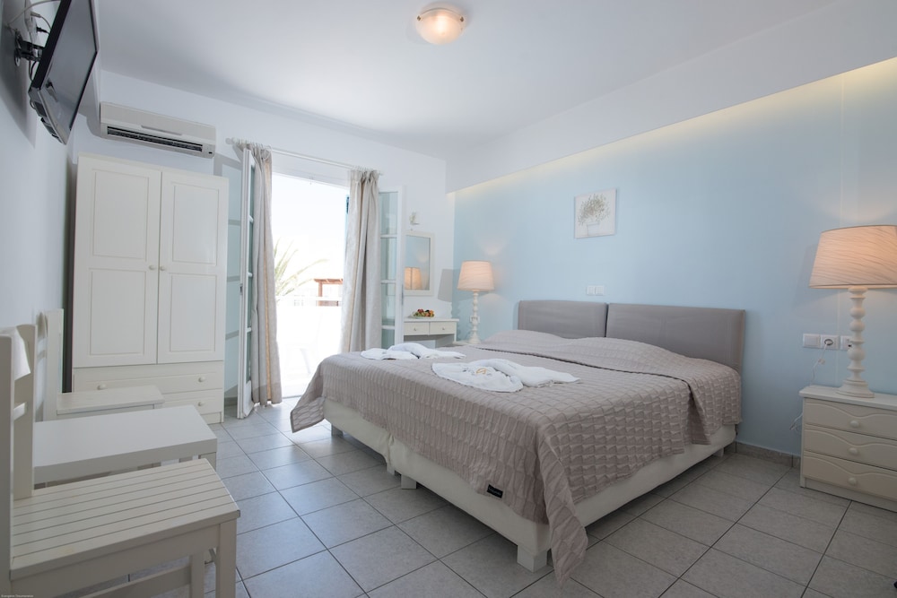 Classic Double or Twin Room, Partial Sea View