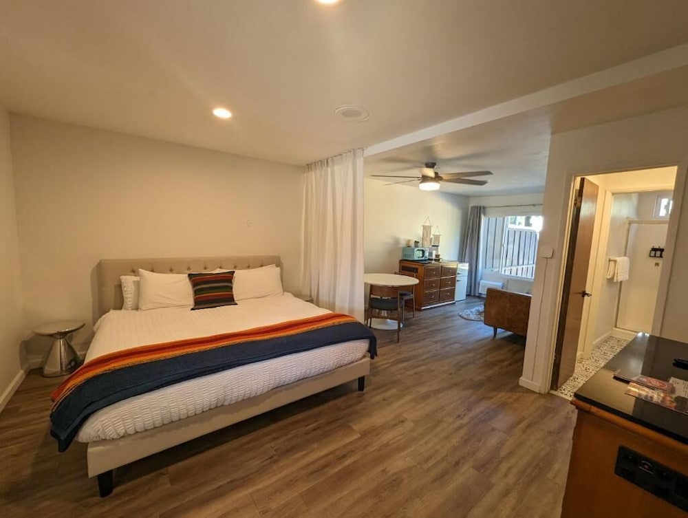 Premium Room, 1 King Bed with Sofa bed photo 1