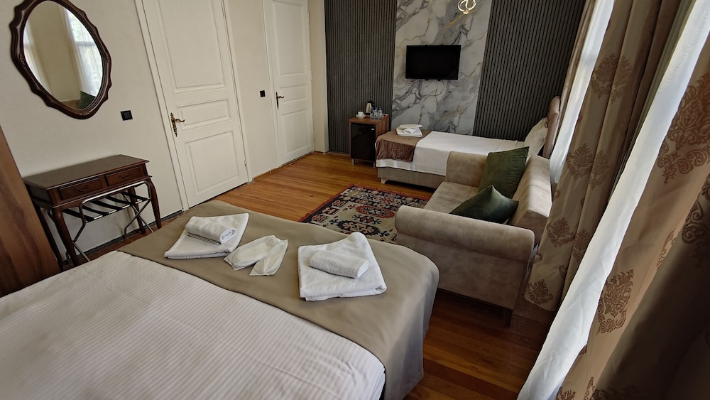 Economy Triple Room photo 3