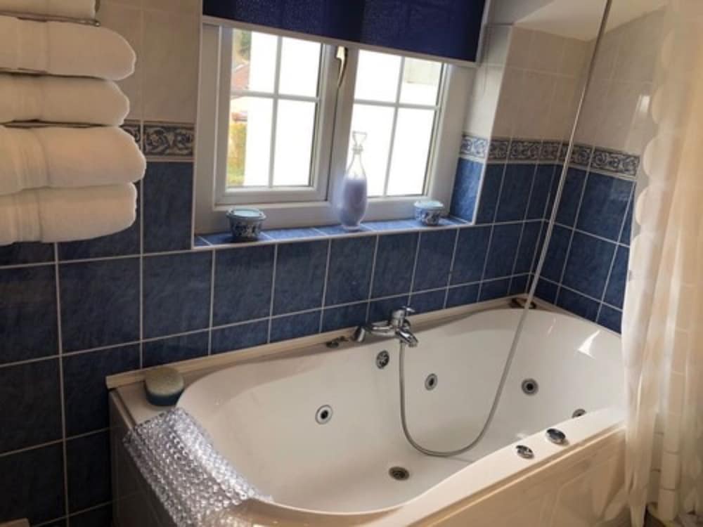 Double Room, Non Smoking, Ensuite (Three Cliffs Bay) photo 3