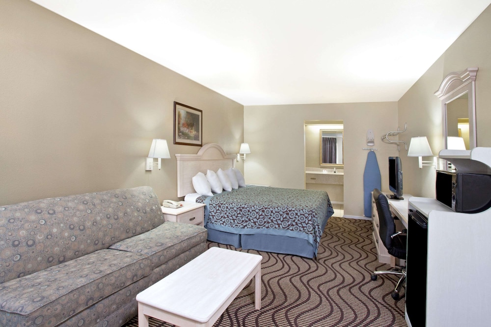 Suite, 1 King Bed, Non Smoking, Refrigerator - Photo 2