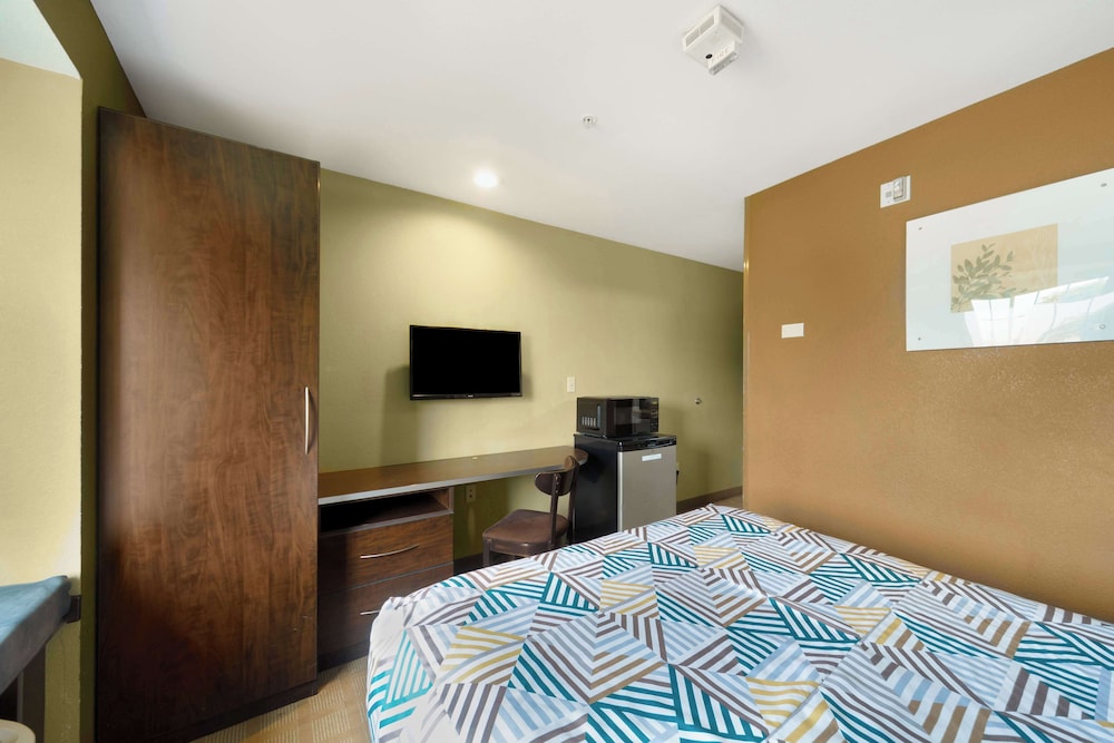 Standard Room, 1 Queen Bed, Non Smoking, Refrigerator & Microwave photo 3