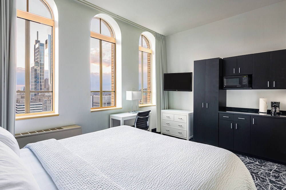 Deluxe Room, 1 King Bed, Refrigerator & Microwave, City View (High Floor)
