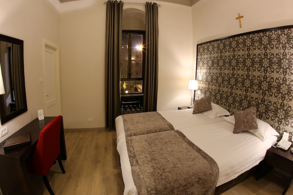 Standard Twin Room, 1 Bedroom, Non Smoking, Courtyard View photo 3